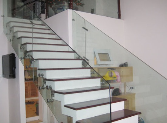 Cầu thang kính không trụ hiện đại tại Hải Phòng